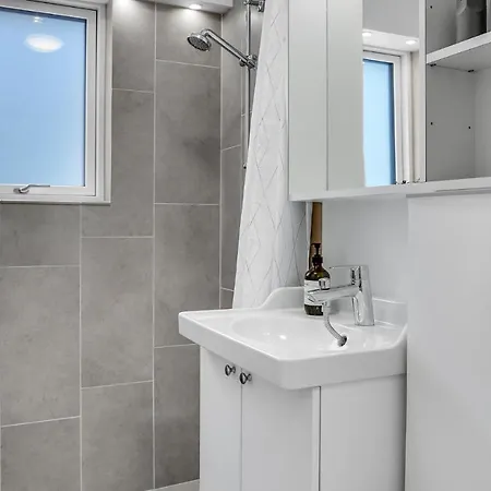 Amazing In With Kitchen Apartment *
