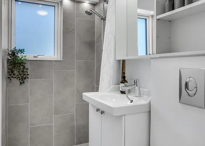 2 Bedroom Cozy In Apartment *